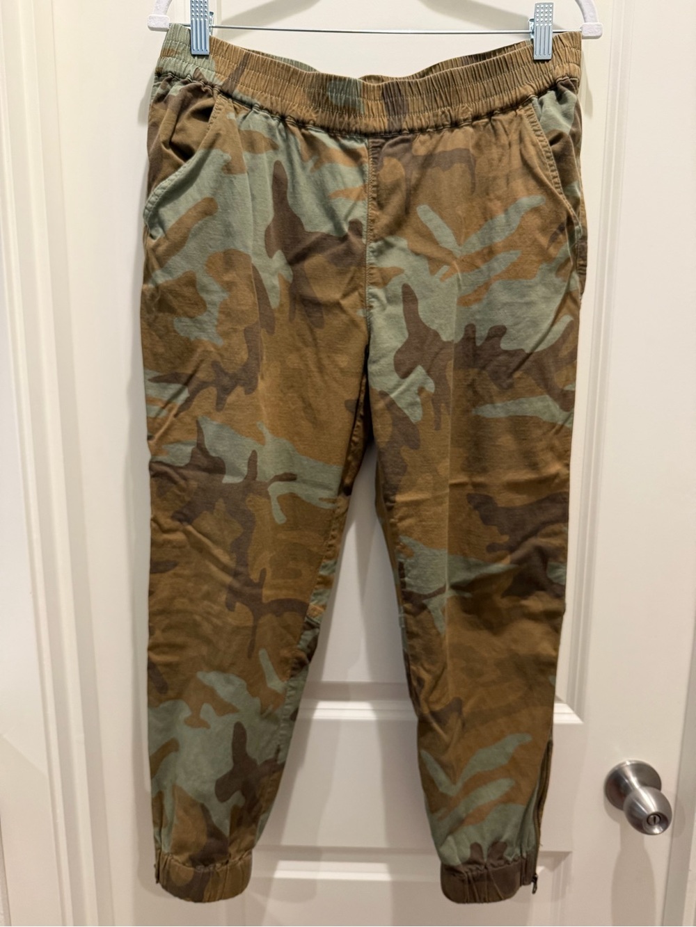 Levi's Women's Camo Ankle Jogger Pants